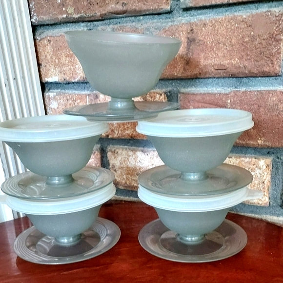 Vintage Tupperware 4 Pudding Parfait Dessert Cups With Pedestals Lids - Picture 1 of 11